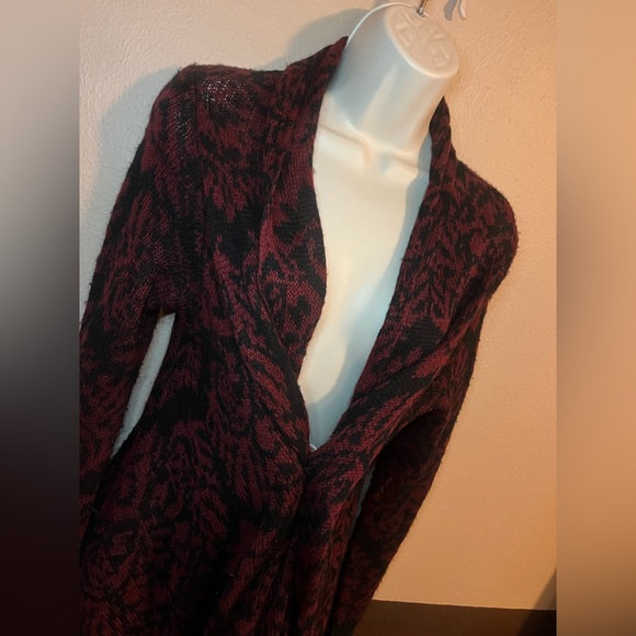 Red and black cárdigan - Picture 2 of 4